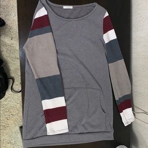 Grey sweater with pocket and colorful sleeves